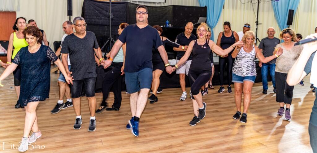 O brasileiro André Luiz Schor ensina uma coreografia numa roda de dança folclórica israelense