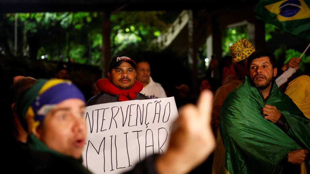 Manifestantes pedem intervenção militar em Barueri, São Paulo. (1/11/2022)