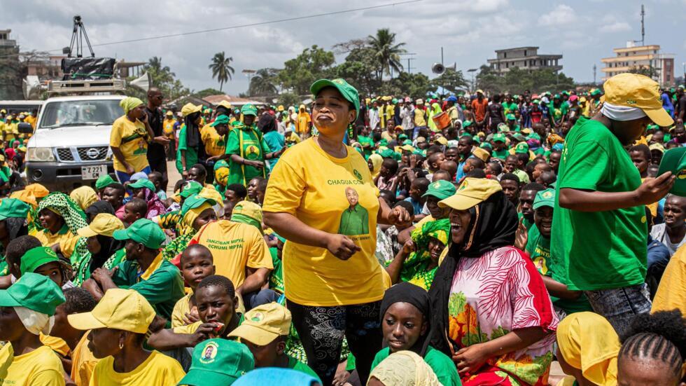 Wafuasi wa Chama Cha Mapinduzi (CCM) wakifanya mkutano wao wa mwisho wa kampeni kabla ya uchaguzi. Chama hicho kiko madarakani tangu mwaka 1961.