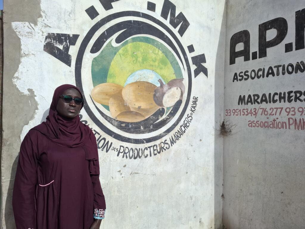 Kairé Diongue devant le siège de l'APMK à Kayar.