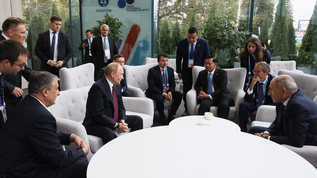 از چپ: محمد اسلامی، معاون رئیس جمهور و رئیس سازمان انرژی اتمی ایران، ولادیمیر پوتین، رئیس جمهور روسیه، ژامشید خودژایف، معاون نخست وزیر ازبکستان، ژنرال مین آنگ هلاینگ، فرمانده ارشد نظامی میانمار، رافائل گروسی، مدیر کل آژانس بین المللی انرژی اتمی و نیکول پاشینیان، نخست وزیر ارمنستان، پیش از جلسه ای در مجمع هفته جهانی اتمی در نمایشگاه دستاوردهای اقتصاد ملی در مسکو / 25 سپتامبر 2025