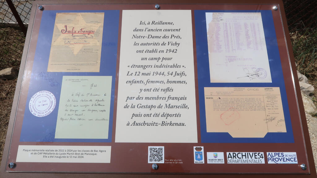 La plaque d’archives du camp de Reillanne où 54 juifs ont été internés puis déportés à Auschwitz pour être assassinés par les nazis.