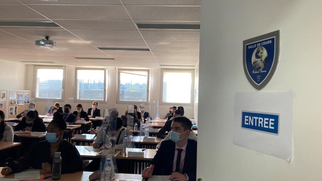 Cloisons de séparation et masques obligatoires pour les aspirants hôtesses et stewards de l’Aéro School.
