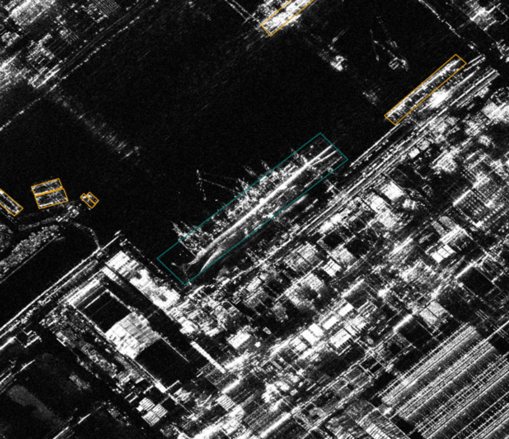 Cette image radar permet de mettre en évidence certains équipements militaire après traitement via à l'IA de Safran.