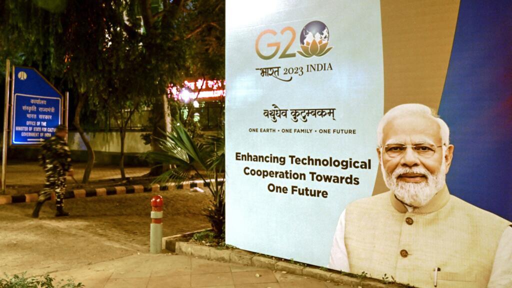 Un panneau de communication du G20 avec un portrait du premier ministre indien Narendra Modi, quelques jours avant le début du sommet à New Delhi, le 7 septembre 2023.