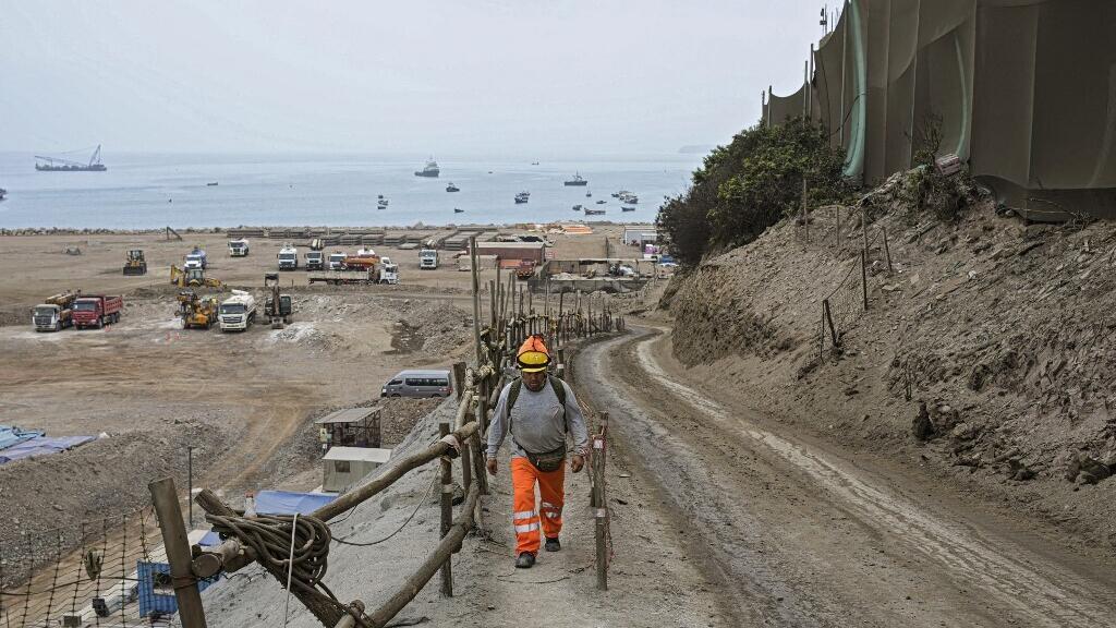 Un ouvrier sur le chantier du port en eau profonde construit par Cosco Shipping à Chancay au nord de Lima, en août 2023.