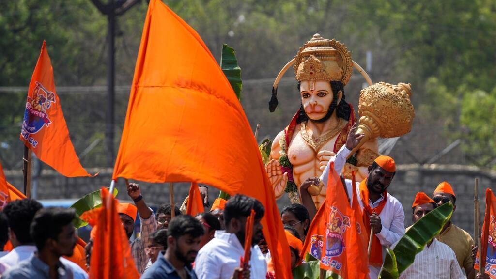 Procession hindoue pour célébrer la naissance du dieu-singe Hanuman, ici à Hyderabad (23/04/2024). La couleur orange safran est associée à l’équilibre et à la pureté dans l’hindouisme. C’est la couleur choisie par le BJP, le parti nationaliste hindou de Narendra Modi qui voudrait faire de l’Inde un « hindu rashtra », une nation hindoue.
