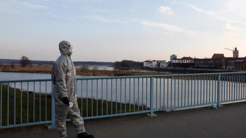 Un officier polonais, au milieu de l'autoroute qui lie Francfort, en Allemagne, à Oder, en Pologne, le 17 mars 2020.