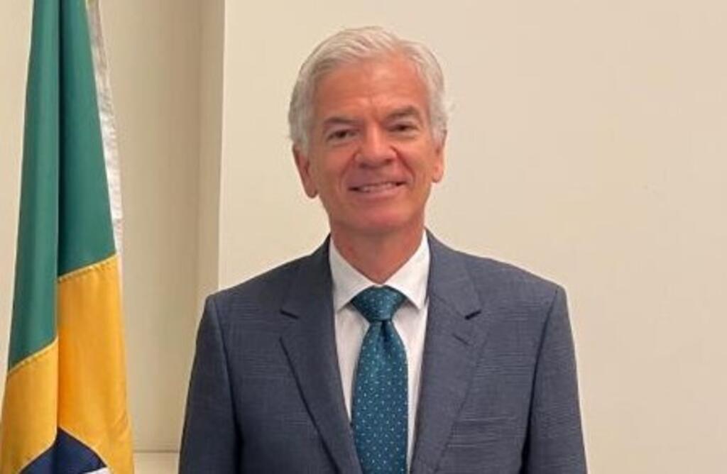 O cônsul-geral do Brasil em Paris, Fábio Marzano, frisa a importância de se baixar o aplicativo E-título antes do dia 2 de outubro e de levar um documento com foto para permitir a identificação do eleitor que não tem a biometria cadastrada.