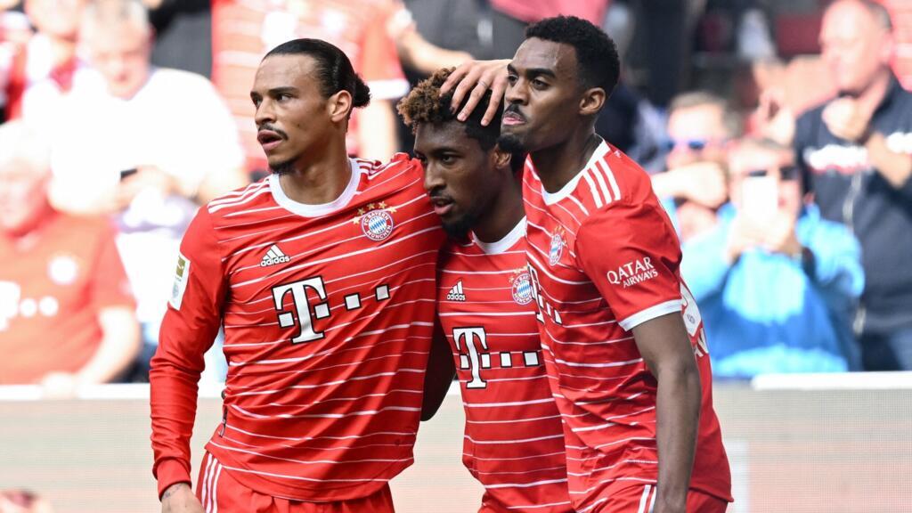 L'attaquant français du Bayern Munich Kingsley Coman (C) célèbre son but 2-0 avec ses coéquipiers Leroy Sane (G) et Ryan Gravenberch lors du match de football de première division allemande Bundesliga entre le FC Bayern Munich et le Hertha Berlin à Munich le 30 avril 2023.
