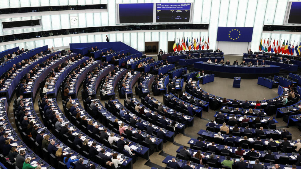 L’UE gèle la ratification de l’accord commercial avec les États-Unis face aux menaces de Donald Trump