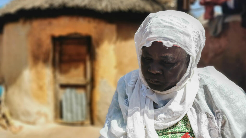Une femme du camp de Gambaga (Ghana), vivant recluse après avoir été accusées de sorcellerie.