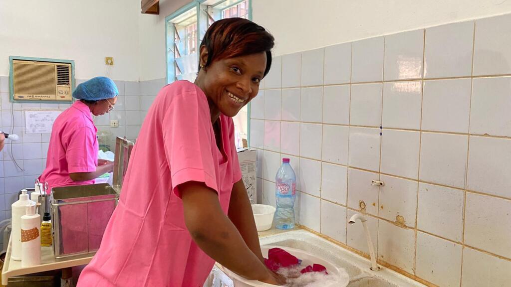 Carine Gnassa est la major sage-femme du CASS (Centre d'Animation Sociale et Sanitaire) de Yaoundé, au Cameroun.