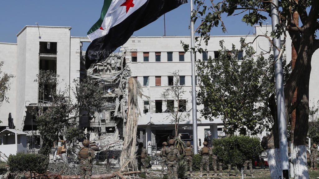 تصویر تزئینی - ساختمان وزارت دفاع سوریه در دمشق که در حملات هوایی اسرائیل در ماه ژوئیه آسیب دید