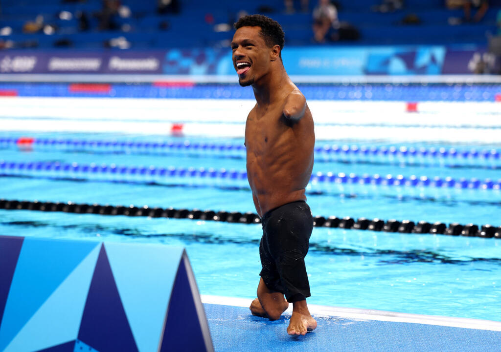 Gabrielzinho celebra segunda medalha de ouro nos Jogos Paralímpicos de Paris.