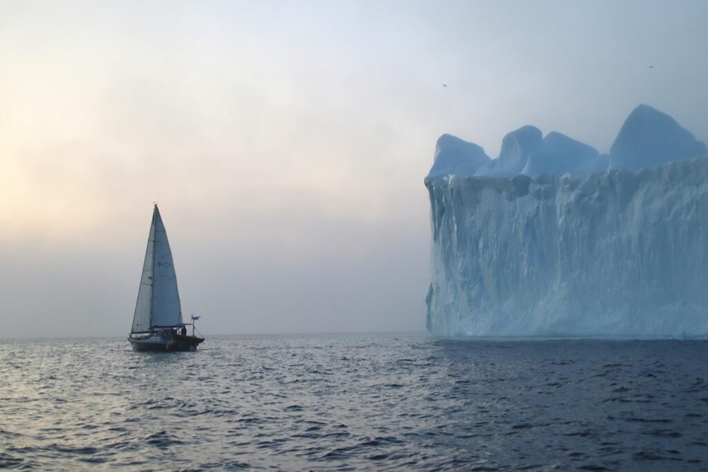 Tamara Klink a bordo do Sardinha II nagegando ao lado de um iceberg durante a passagem noroeste do Ártico.