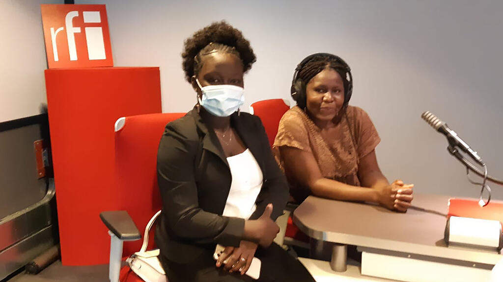 De g. à dr. : Oumou Salif Touré, militante féministe malienne et Kpénahi Traoré.