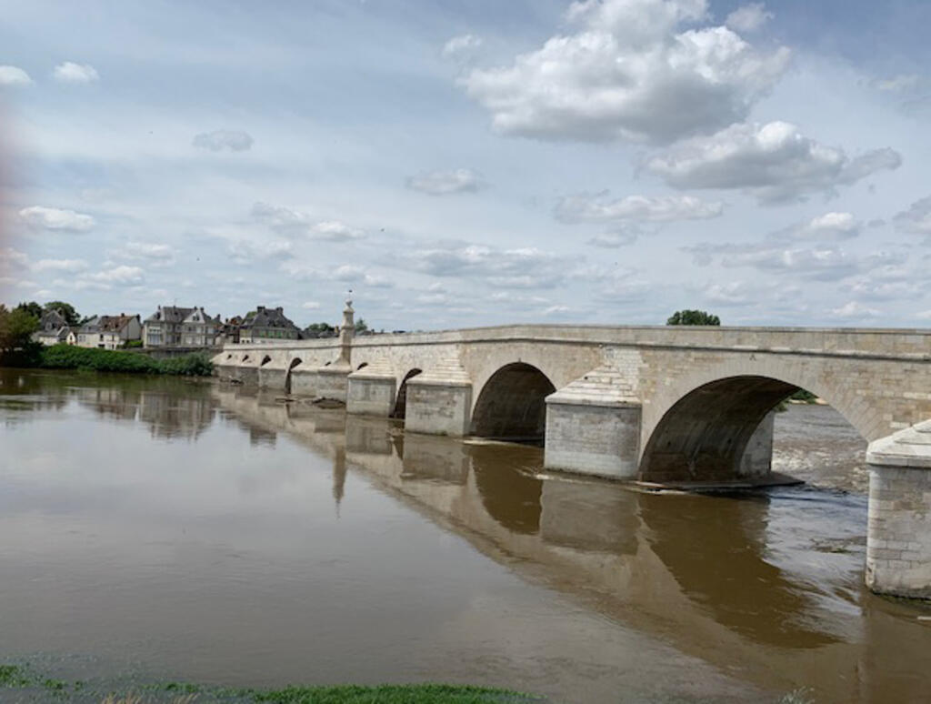 Le pont de La Charité-sur-Loire a été défendu par Senghor et son unité pendant la Seconde Guerre mondiale.