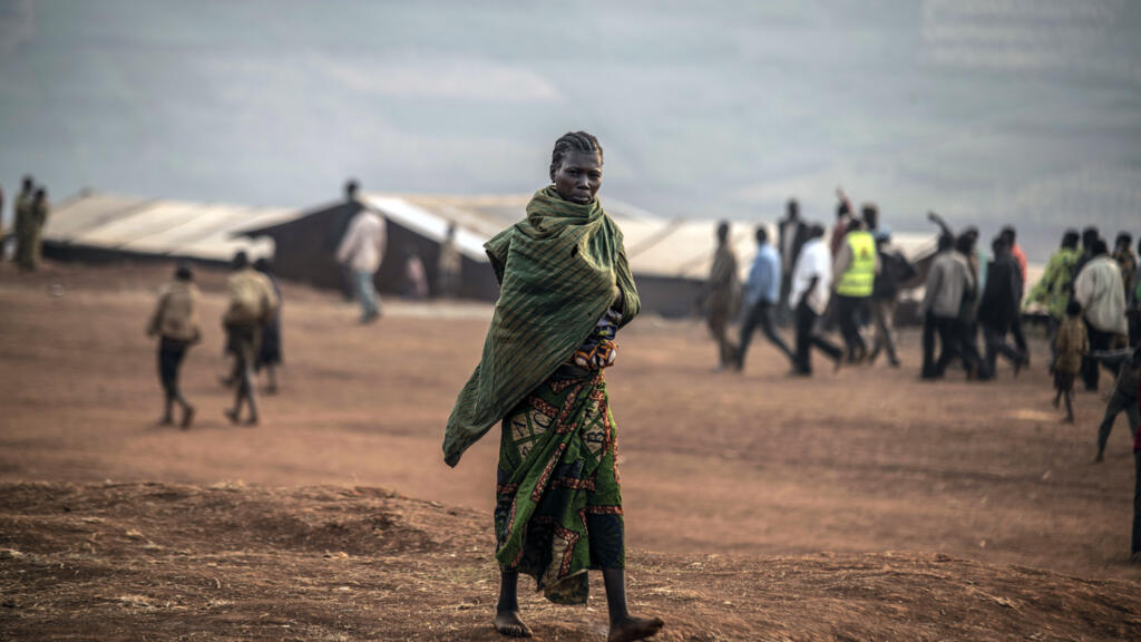 Des personnes déplacées par le conflit attendent l'arrivée du Secrétaire général adjoint des Nations Unies pour les opérations de paix, Jean Pierre Lacroix, à Bunia, dans l'est du Congo, mardi 22 février 2022.