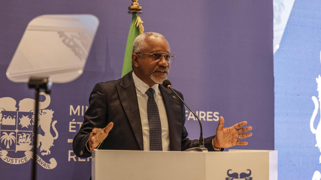 L'ambassadeur Georges-Emmanuel Germany s'exprime lors de la réunion des ministres des Affaires étrangères du Bénin et de la Communauté et du marché commun des Caraïbes (CARICOM) à l'hôtel Sofitel de Cotonou, le 8 janvier 2025.