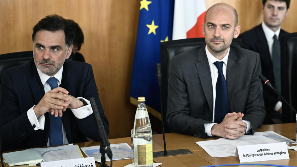O Ministro da Europa e das Relações Exteriores da França, Jean-Noel Barrot (à direita), ao lado do Ministro Delegado do Comércio Exterior e dos Franceses no Exterior, Laurent Saint-Martin, participa de uma reunião com parceiros europeus para sugerir uma solução negociada para acabar com o conflito entre Irã e Israel no Ministério da Europa e das Relações Exteriores (Quai d'Orsay) em Paris, em 19 de junho de 2025.