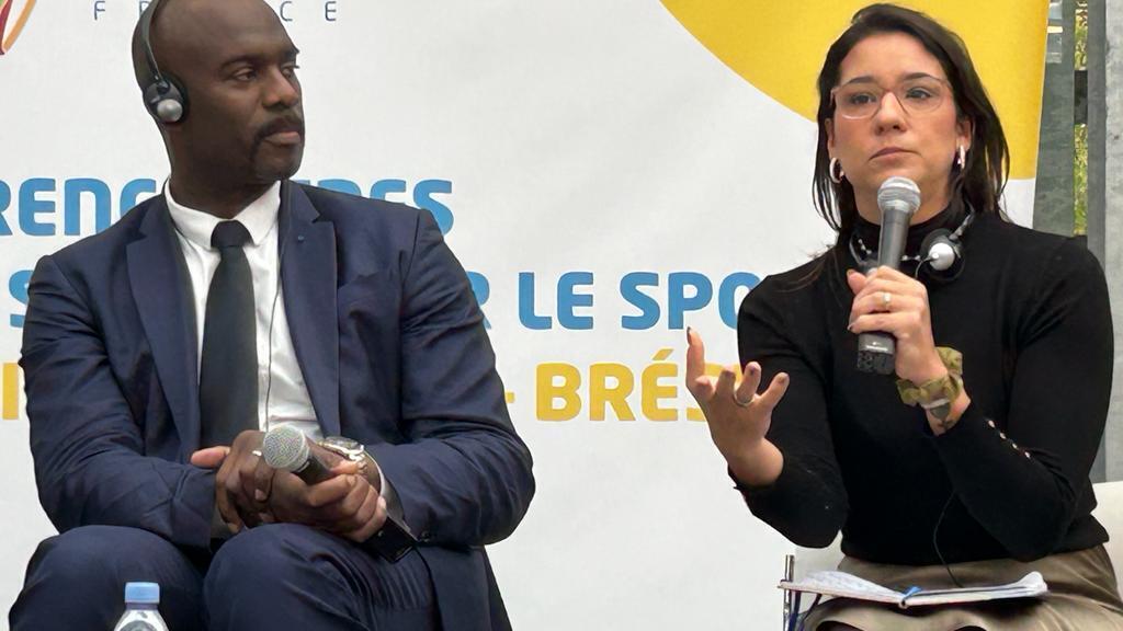 O medalhista francês Pascal Gentil e a a ex-nadadora brasileira Joanna Maranhão durante evento sobre a igualdade de gênero no esporte, em Saint-Ouen-sur-Seine, futura sede do Brasil nos Jogos Olímpicos de Paris 2024.