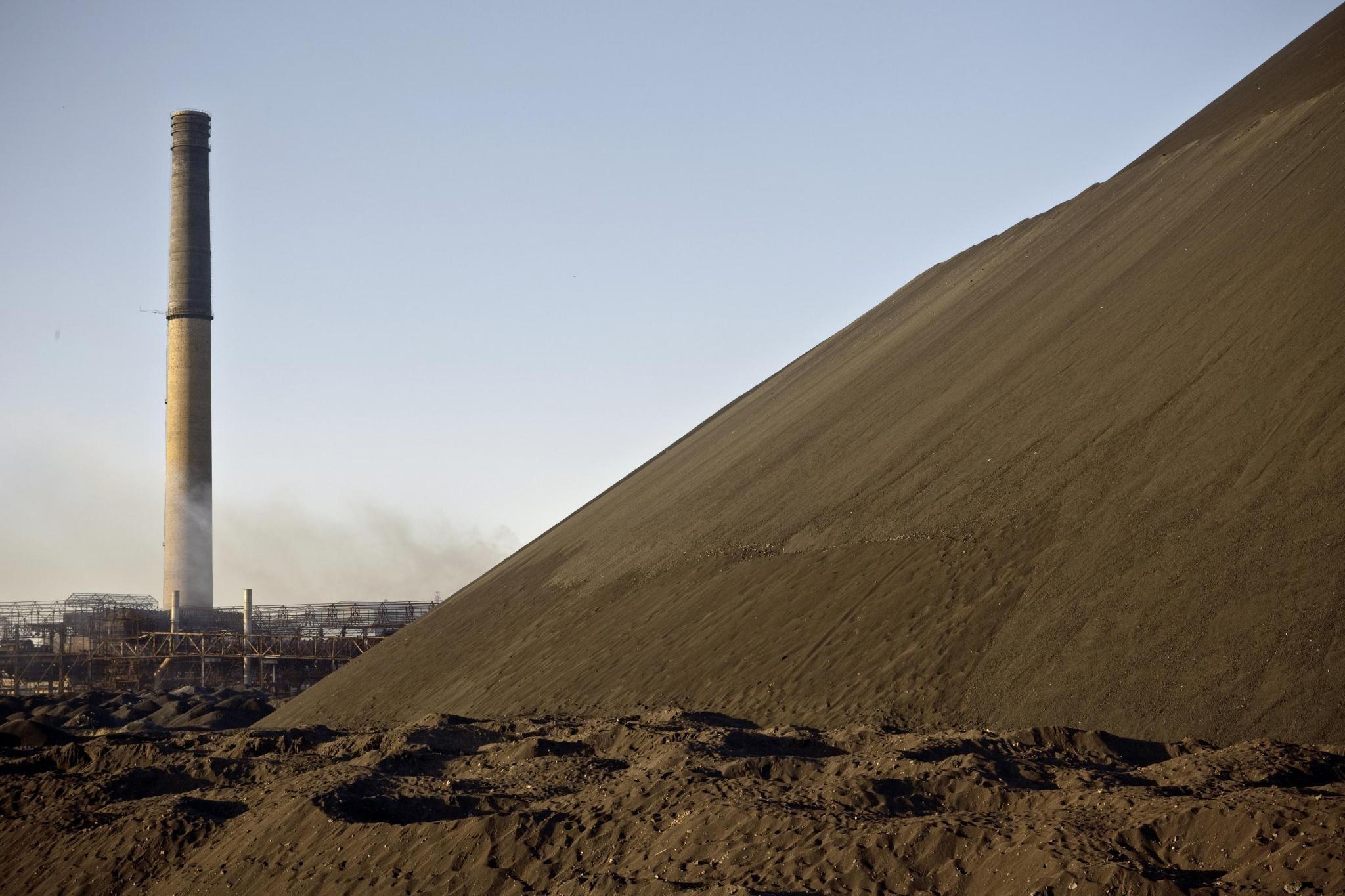 Le terril de la Gécamines à Lumbumbashi, en RDC,surnommé «la montagne noire».