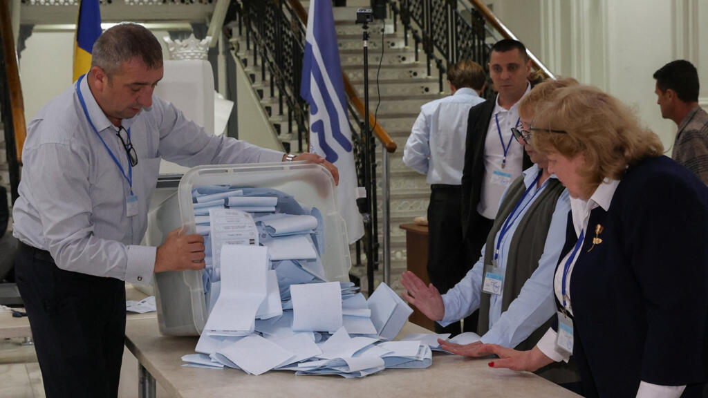 La numărarea buletinelor de vot pentru alegerile parlamentare din Moldova, pe 28 septembrie 2025, la Chișinău.