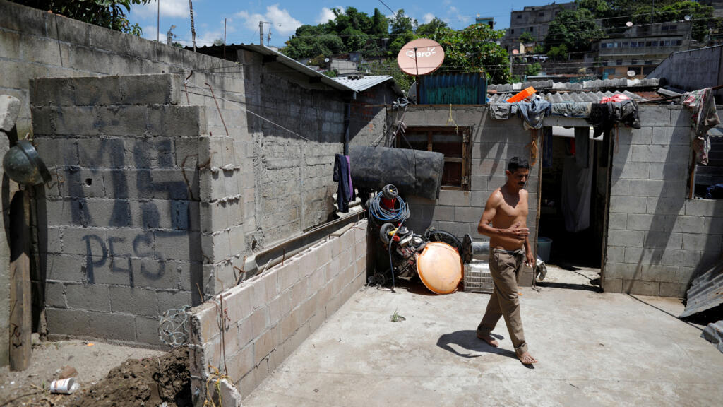 Un homme traverse un quartier pauvre de San Salvador, le 15 juin 2020.
