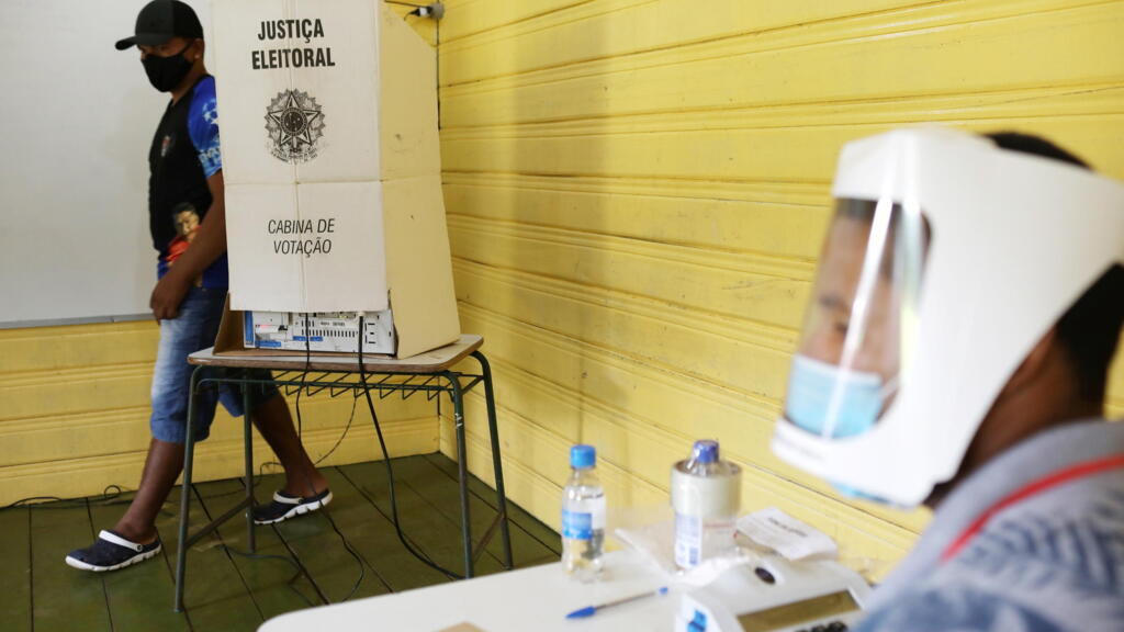 Brasileiros elegem prefeitos e vereadores em eleições atípicas devido a pandemia.