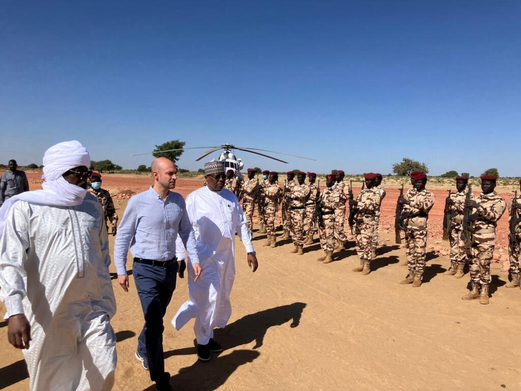 Au Tchad, le ministre des Affaires étrangères français Jean-Noël Barrot  (au centre), avec son homologue tchadien Abderaman Koulamallah. (WhatsApp Image 2024-11-28 at 12.52.14 (2)