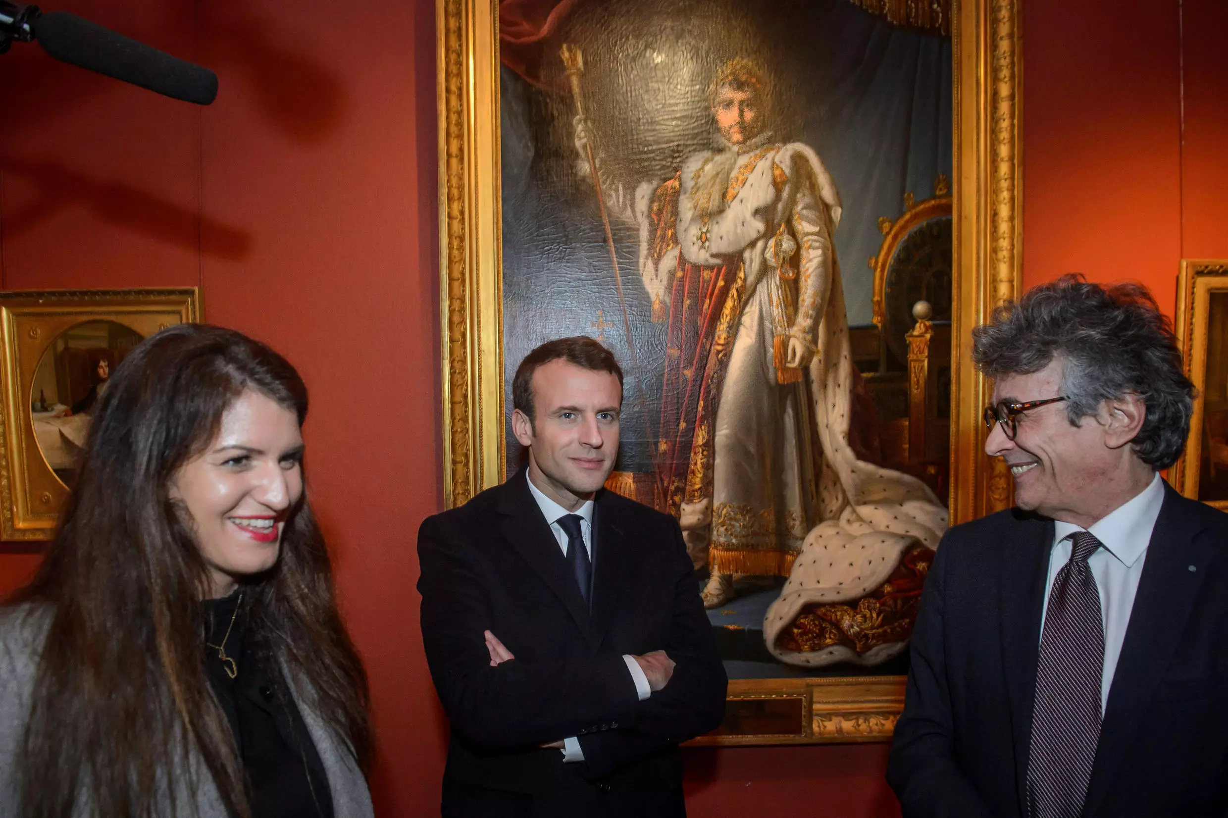 Le président de la République française, Emmanuel Macron, devant le portrait de Napoléon 1er avec la ministre Marlène Schiappa et le directeur Philippe Costamagna, le 6 février 2018 au palais Fesch-Musée, le musée des beaux-arts d'Ajaccio.