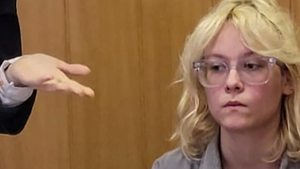 Russie: une jeune chanteuse placée en détention pour avoir interprété des titres interdits