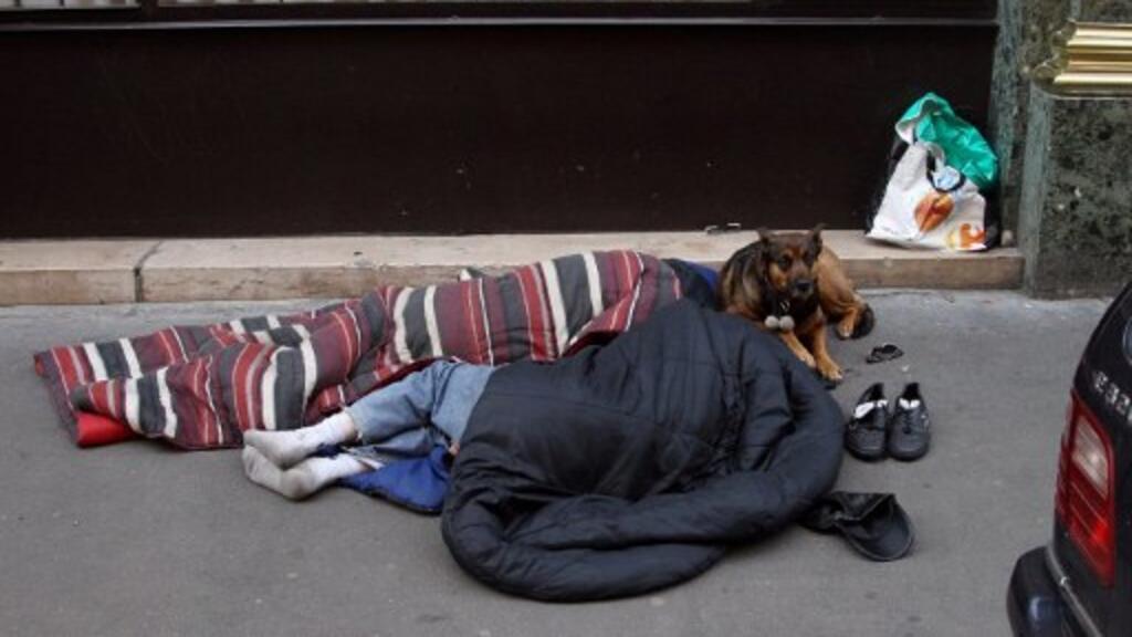 À Paris, deux SDF et leur chien dorment à même le sol (photo d'archives).