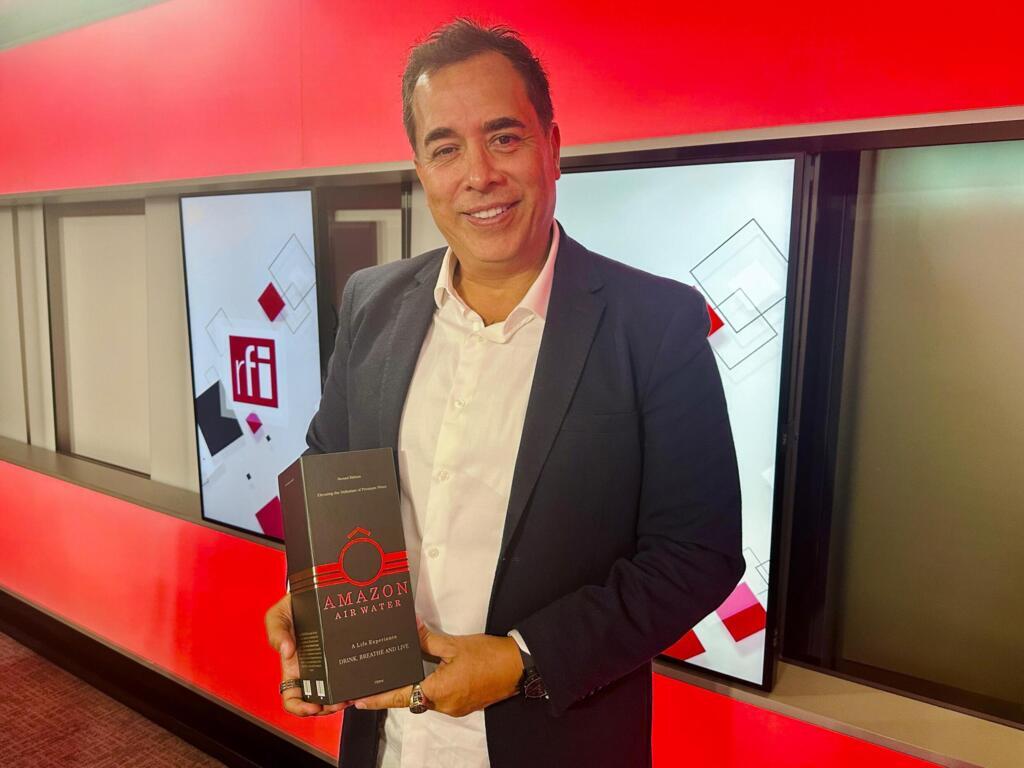 Cal Junior, fundador da Ô Amazon Air Water, nos estúdios da RFI, em Paris.