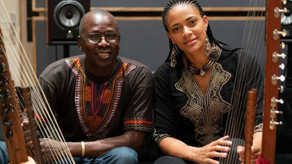Ballaké Sissoko et Sona Jobarteh.