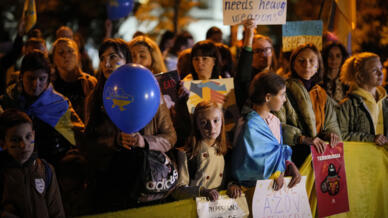 En Roumanie, une manifestation à Bucarest de soutien à l'Ukraine suite aux frappes russes sur les villes ukrainiennes, le 10 octobre 2022.