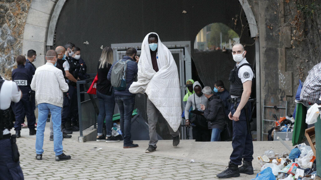 La police évacue un tunnel emprunté par des accros au crack dans le 19e arrondissement de Paris, le 3 septembre 2020. 