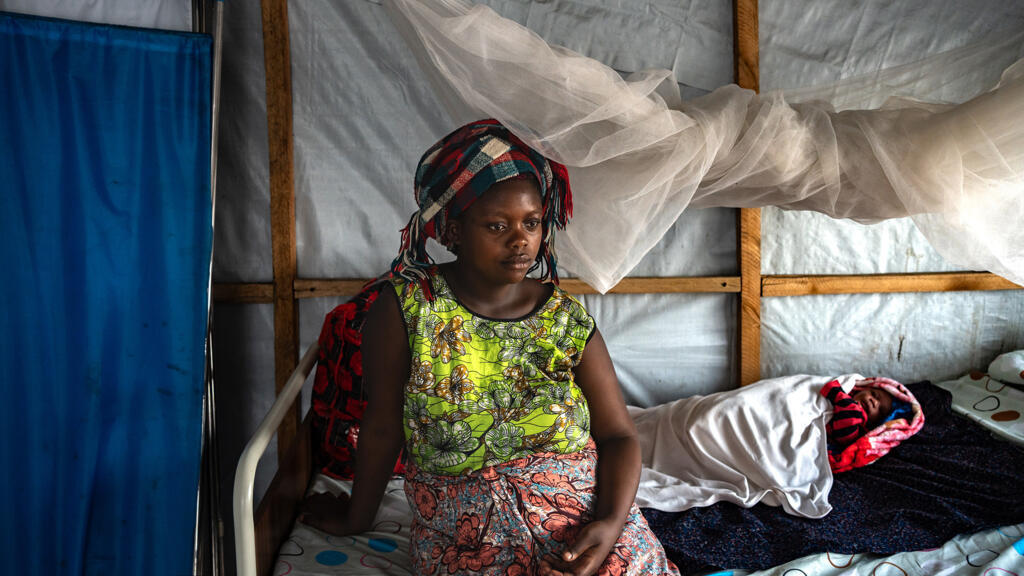 Sifa, 21 anos, em Goma, deu o nome de "guerra" para o filho. Festival Visa pour L'Image, 2025.