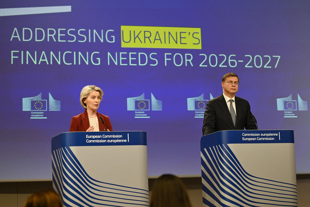 European Commission President Ursula von der Leyen, left, and European Commissioner for Economy and Productivity, Implementation and Simplification Valdis Dombrovskis address a media conference regard