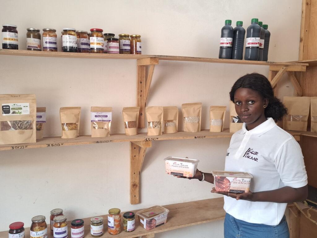 Marie Sigué Diouf dans la boutique keur yakaar.