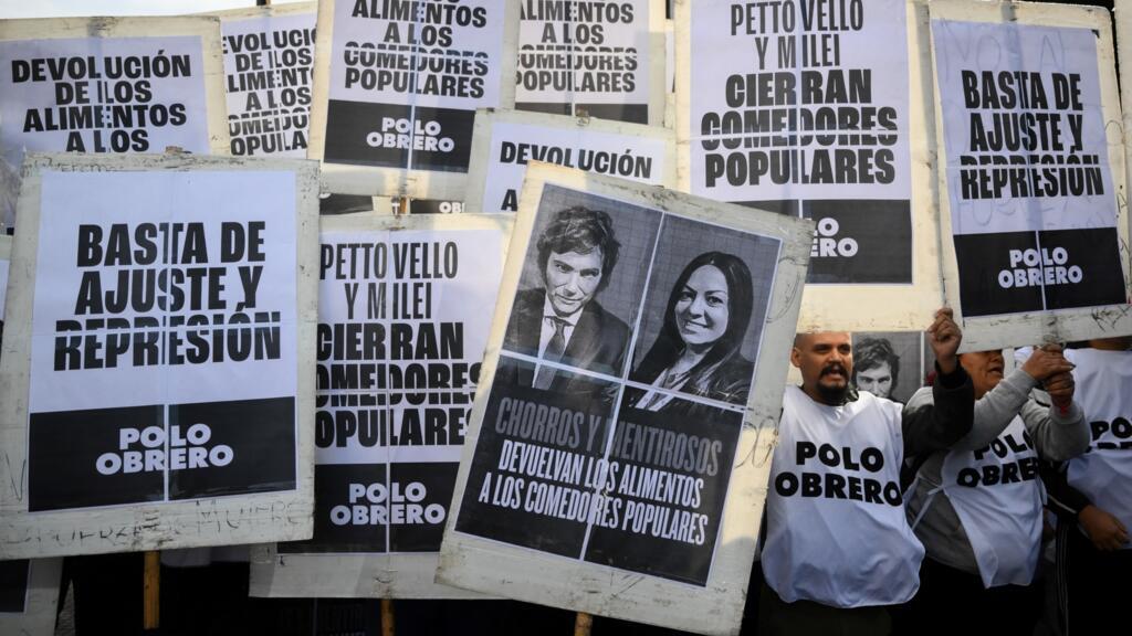 Membros de organizações sociais realizam uma manifestação contra as recentes medidas econômicas introduzidas pelo governo do presidente Javier Milei em Buenos Aires, em 10 de abril de 2024.