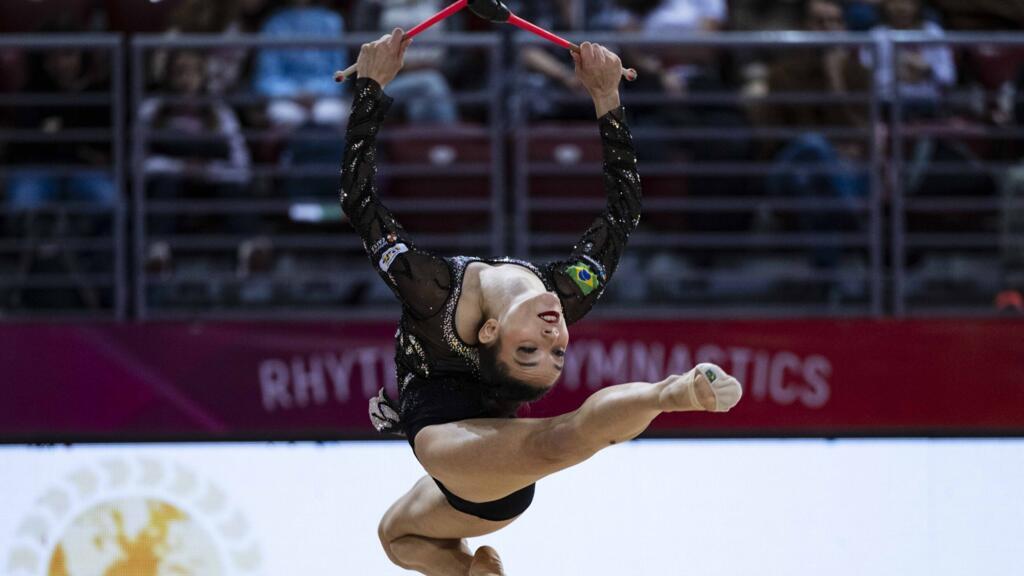 Maria Eduarda Alexandre durante apresentação na etapa da Bulgária, que abriu a Copa do Mundo de Ginástica Rítmica de 2025.