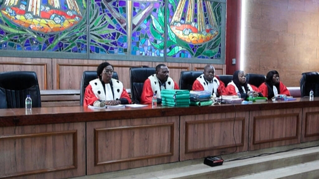 Les membres de la Cour criminelle au palais de justice, Libreville, Estuaire, Gabon, 10 novembre 2025.
