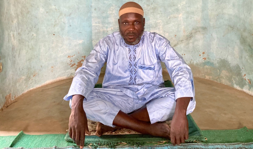 Ibrahim Adam nous reçoit dans sa mosquée. Quand il n'est pas conducteur routier, ce prédicateur, imam à Malanville, lance des messages aux fidèles.
