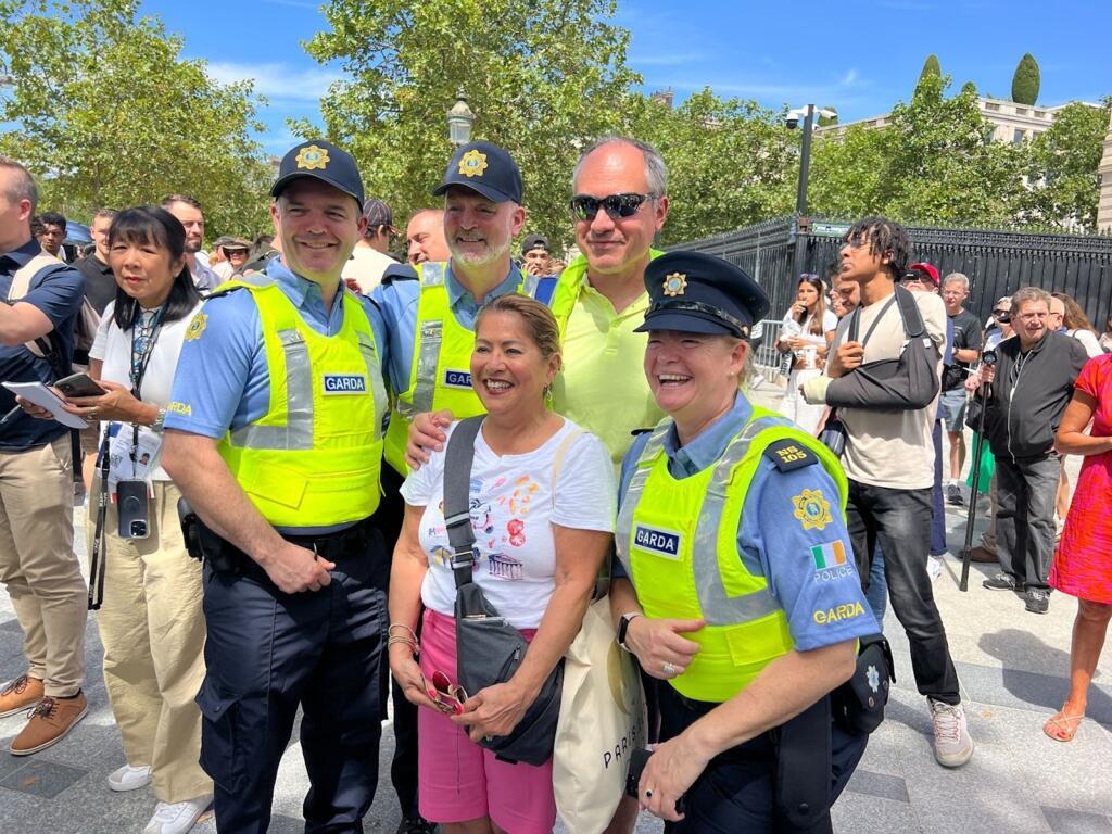 Luz est Américaine, elle est entourée de policiers irlandais.