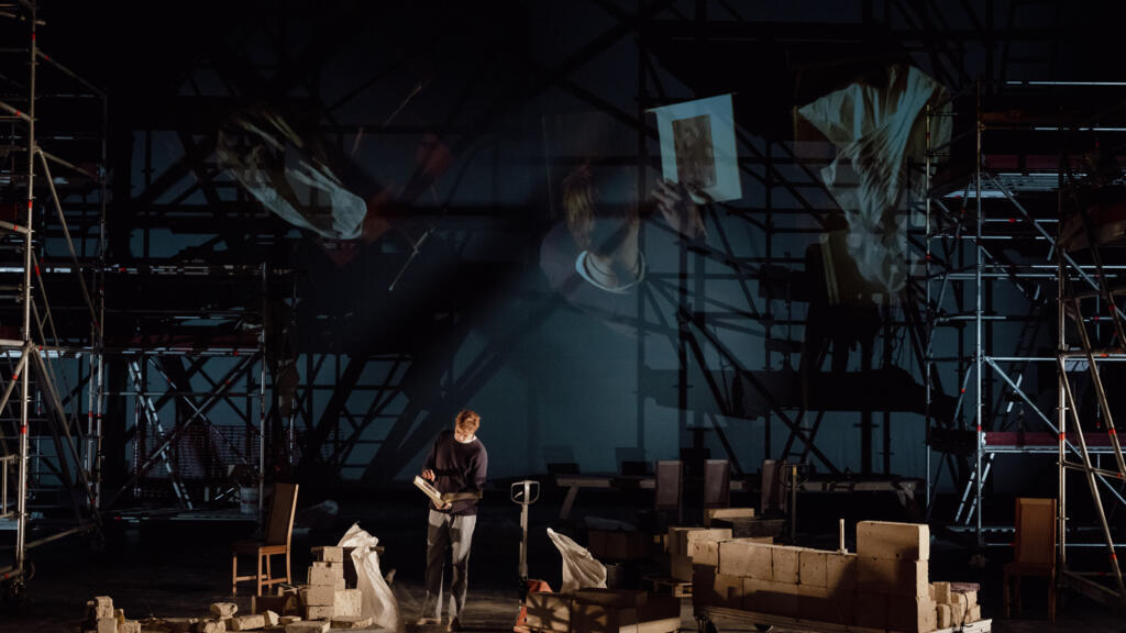 Micha Lescot sur la scène du théâtre de la Colline, pour la pièce « House» de Amos Gitaï