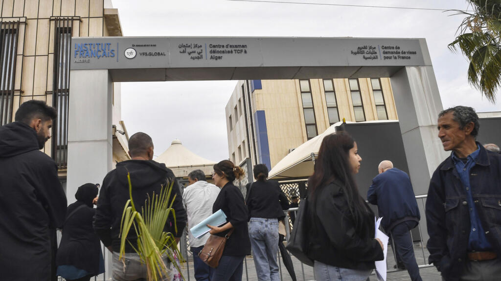 Des Algériens rassemblés devant le centre des visas de l'Institut français d'Alger, le vendredi 20 mai 2024.