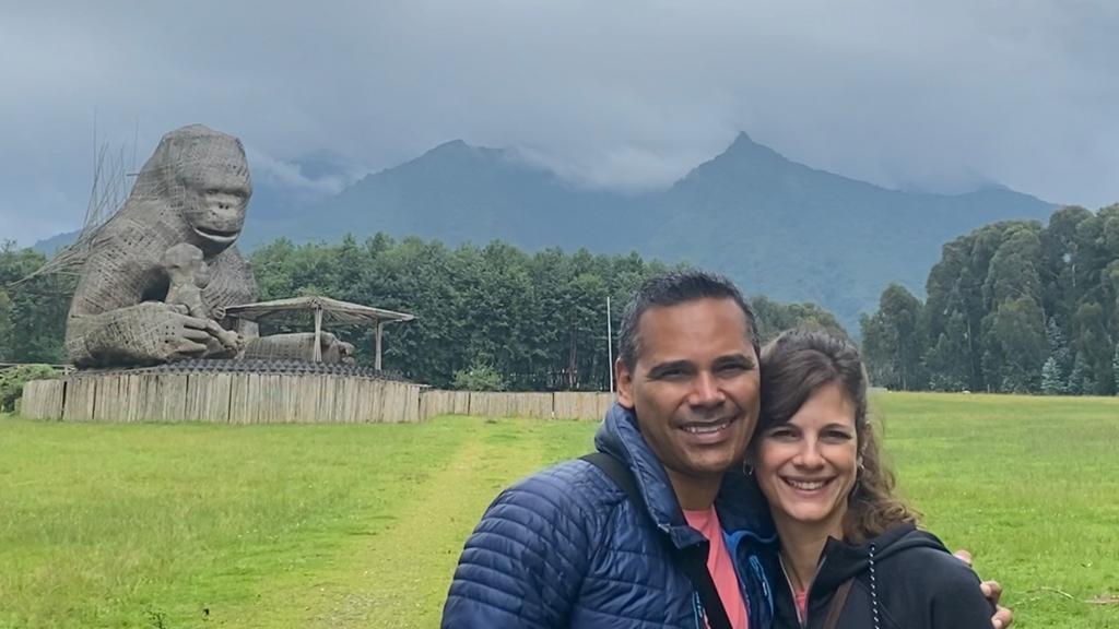 Fabio Reis e a esposa Melanie Axiotis no Ruanda