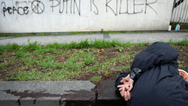 Un manifestant allongé sur le sol pour symboliser des Ukrainiens tués durant la guerre, devant l'ambassade russe à Prague en République tchèque, le 9 avril 2022.